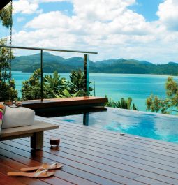 plunge pool at qualia