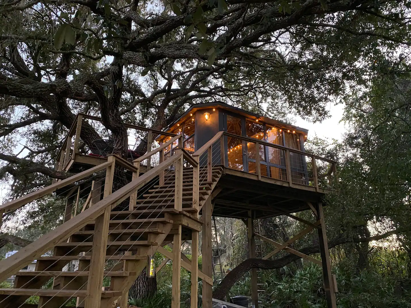 TreeHouse in the Cloud, Close to Theme Parks