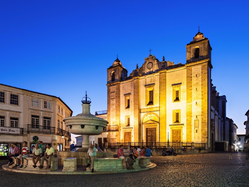 Giraldo Square, Evora