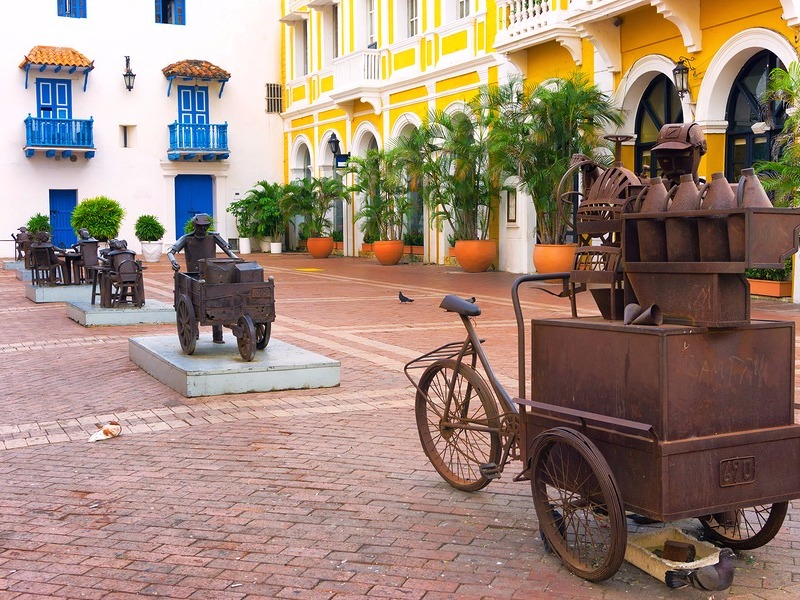 Plaza full of sculptures in Cartagena 