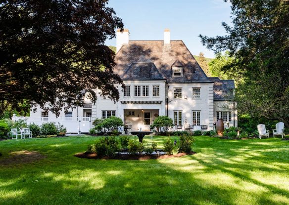 exterior of Inn on Putney Road Bed and Breakfast