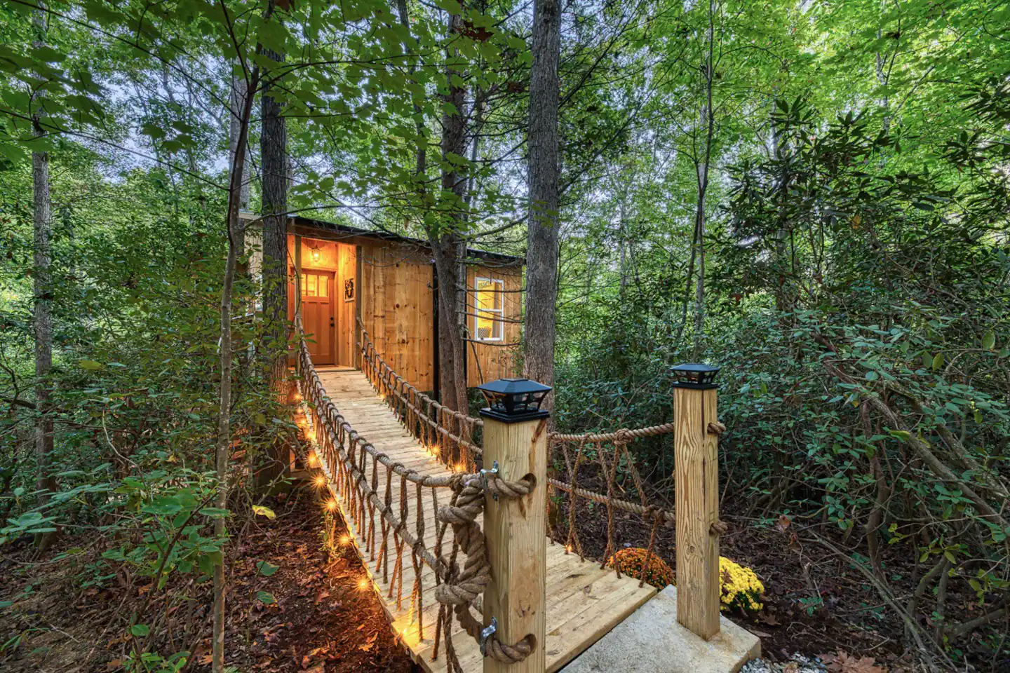 Luxurious Secluded Romantic Treehouse with Hot Tub