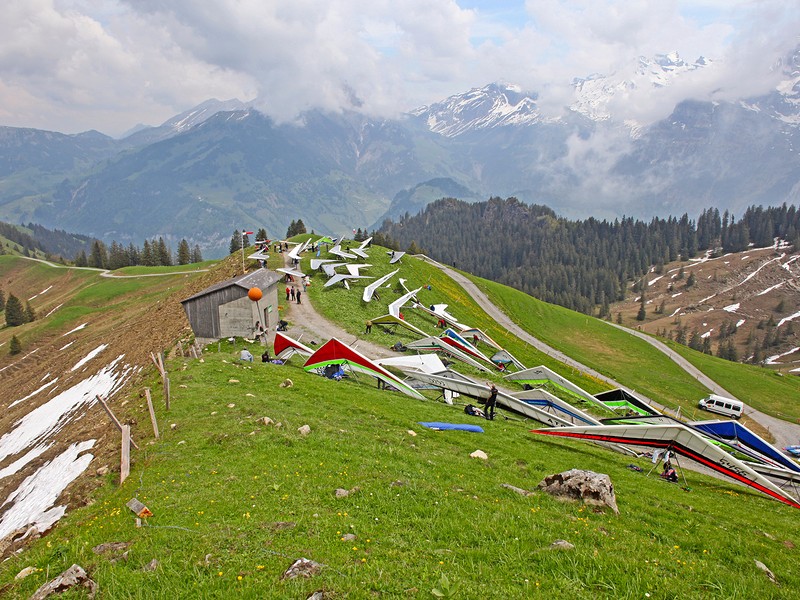 Competitors on the start of the Swiss Masters hang gliding competitions 