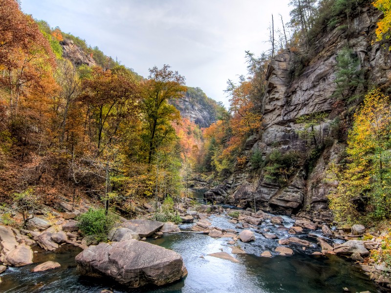 Stunning fall hiking scene in Tallulah Gorge