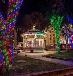 courthouse lit up with christmas lights