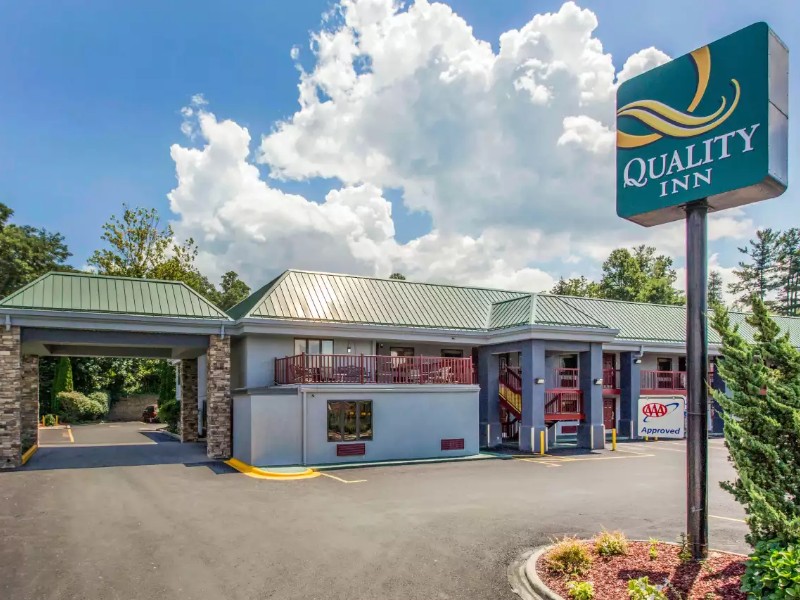 The Quality Inn is close to the Blue Ridge Parkway and Chimney Rock State Park.