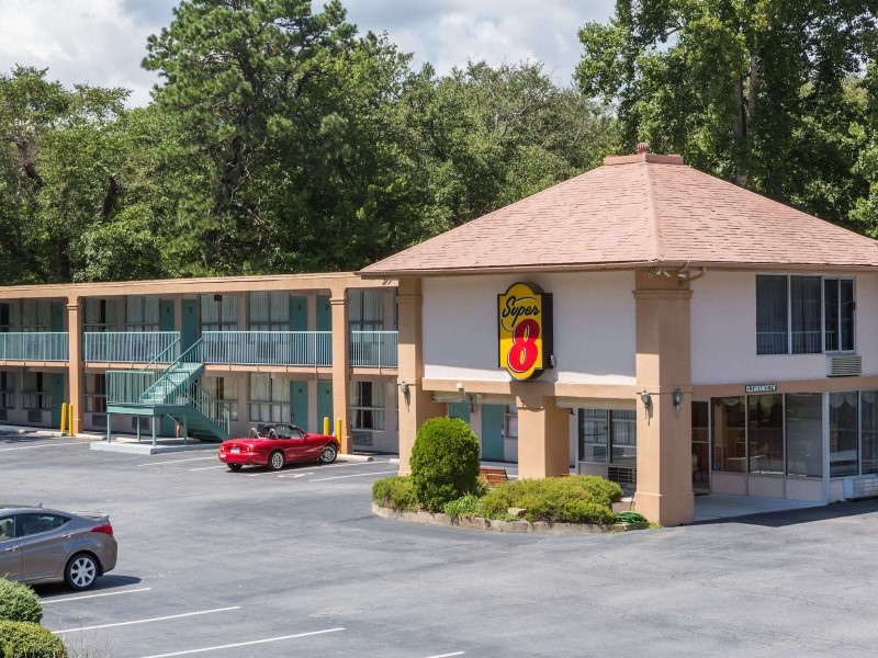 The Super 8 by Wyndham Black Mountain is just blocks away from the shops and restaurants in downtown Black Mountain.