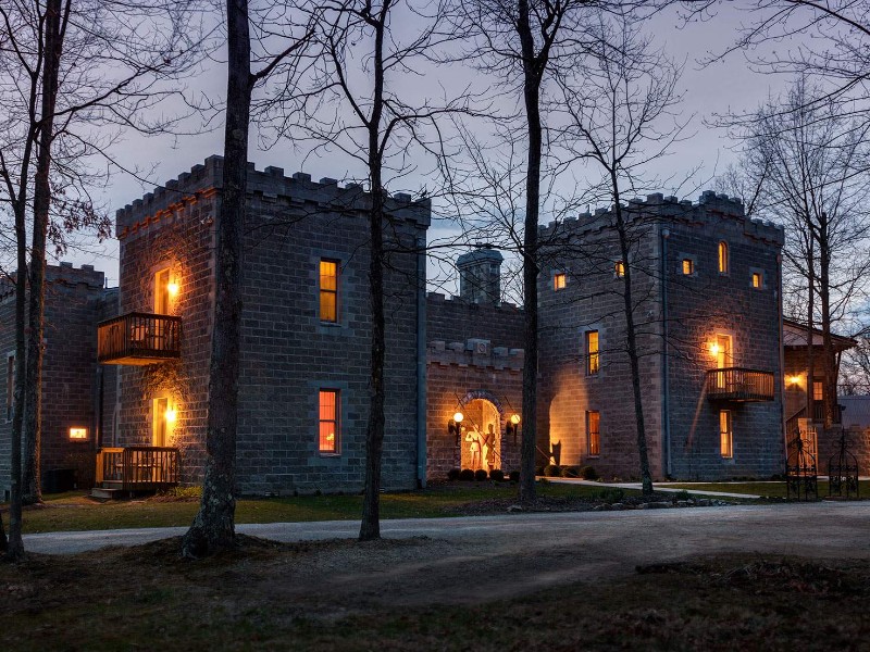 Ravenwood Castle, New Plymouth, Ohio