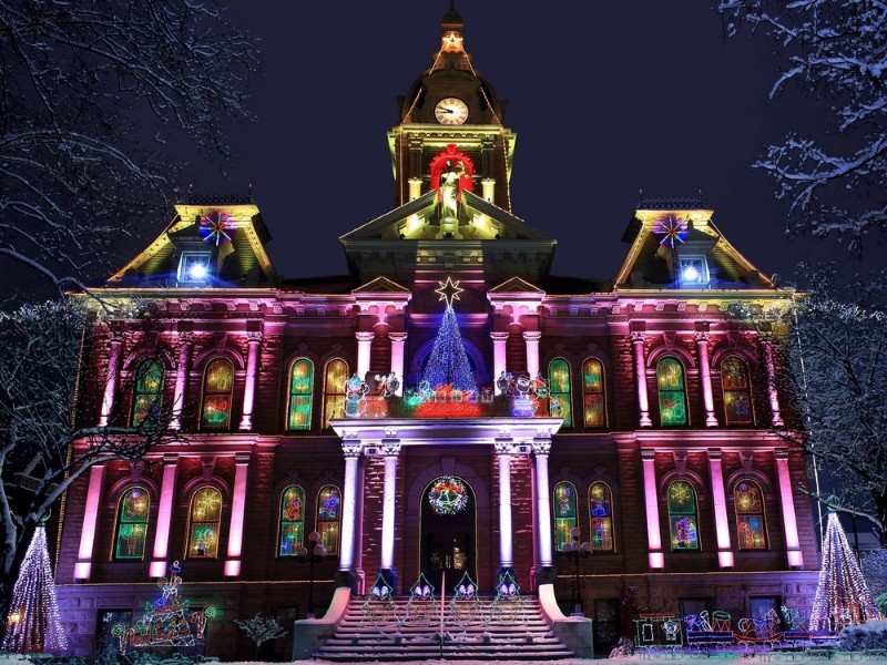 he Guernsey county courthouse in Cambridge Ohio at Christmas time