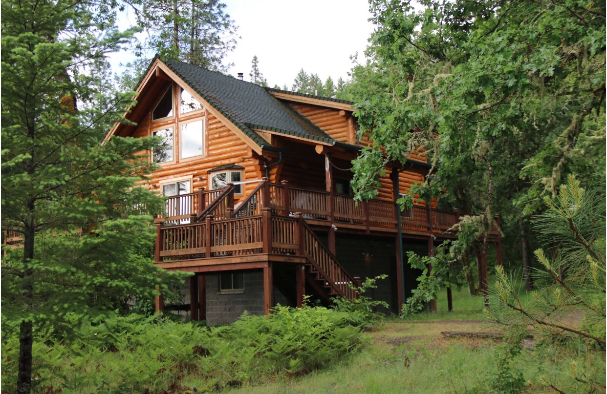 Log Cabin with Treehouse & Zip Line on Rogue River