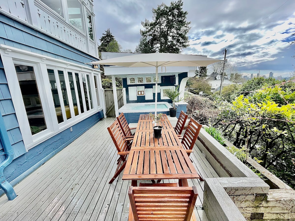 Cheerful Two-Bedroom Home with Hot Tub & Space Needle View