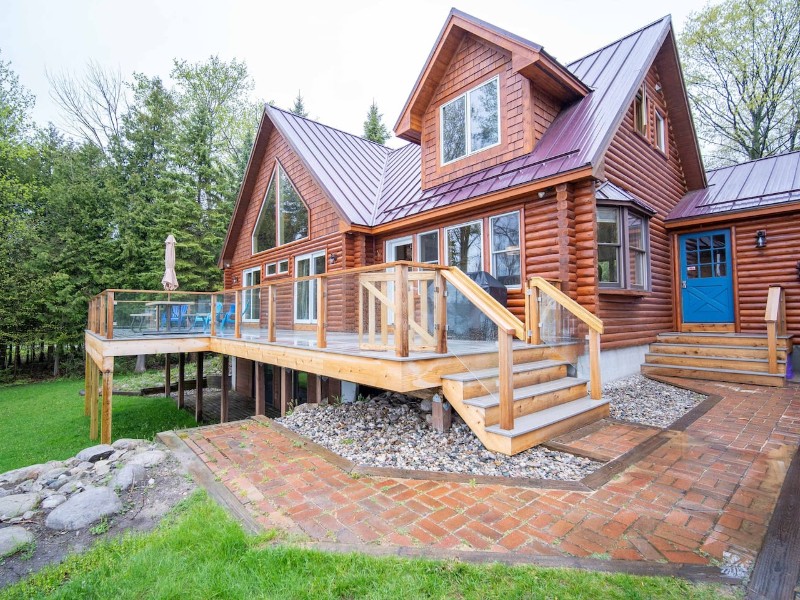 Beautiful Log Cabin on The Bay