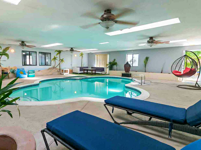 Indoor Heated Pool 5 B/R House 16 Guests Game room