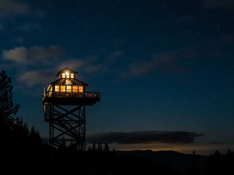 Off the Grid 40 Feet Up Airbnb, Tiller, Oregon