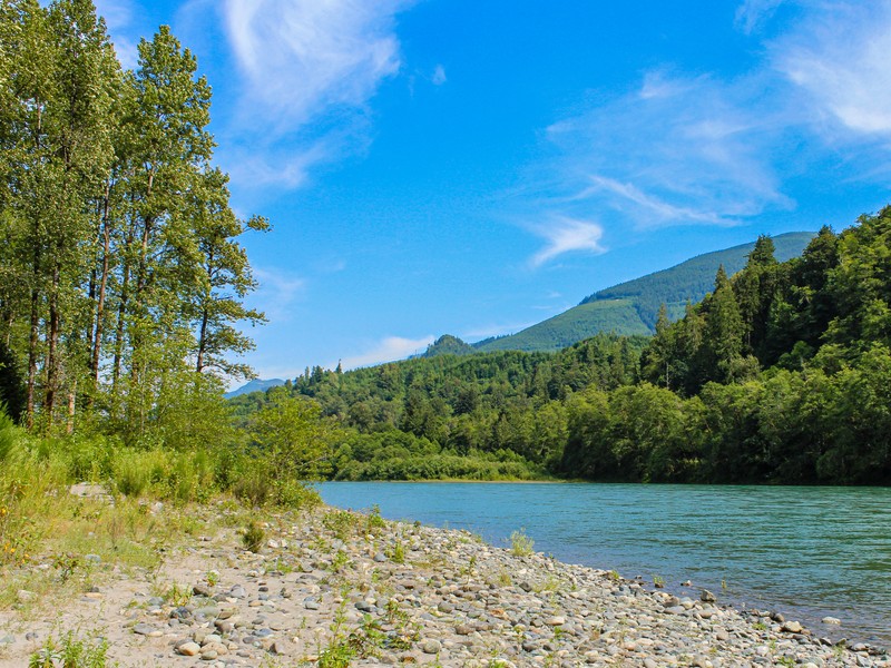 Rocky beach trail along the Skagit River at Rasar State Park