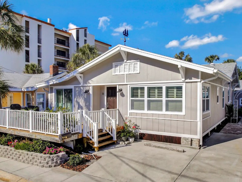 Studio Apartment Steps to Beach