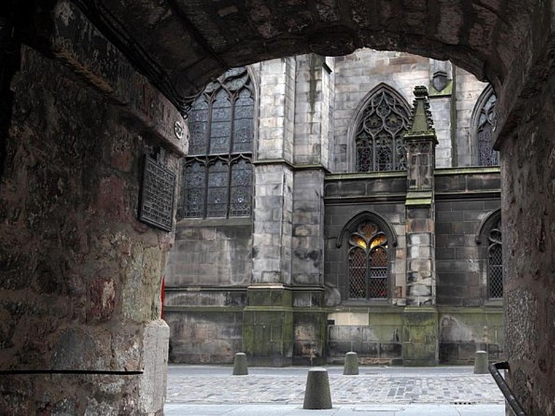 Edinburgh Royal History Walking Tour with Optional Palace of Holyrood House Admission