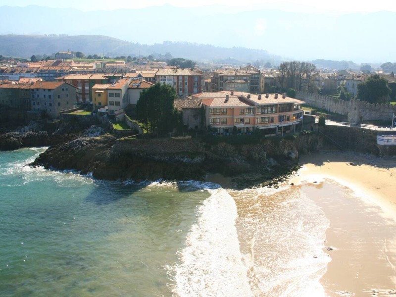 Casa desde paseo San Pedro, Asturias, Spain