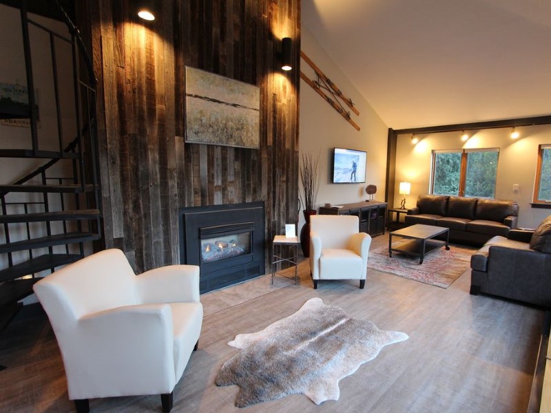 3BR Ski In-Ski Out! ~ NEW Remodel, Penthouse Suite Sleeps 10