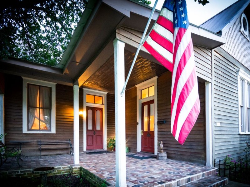 Flag at Downtown Cottage with Free Wine and Courtyard, Natchez 