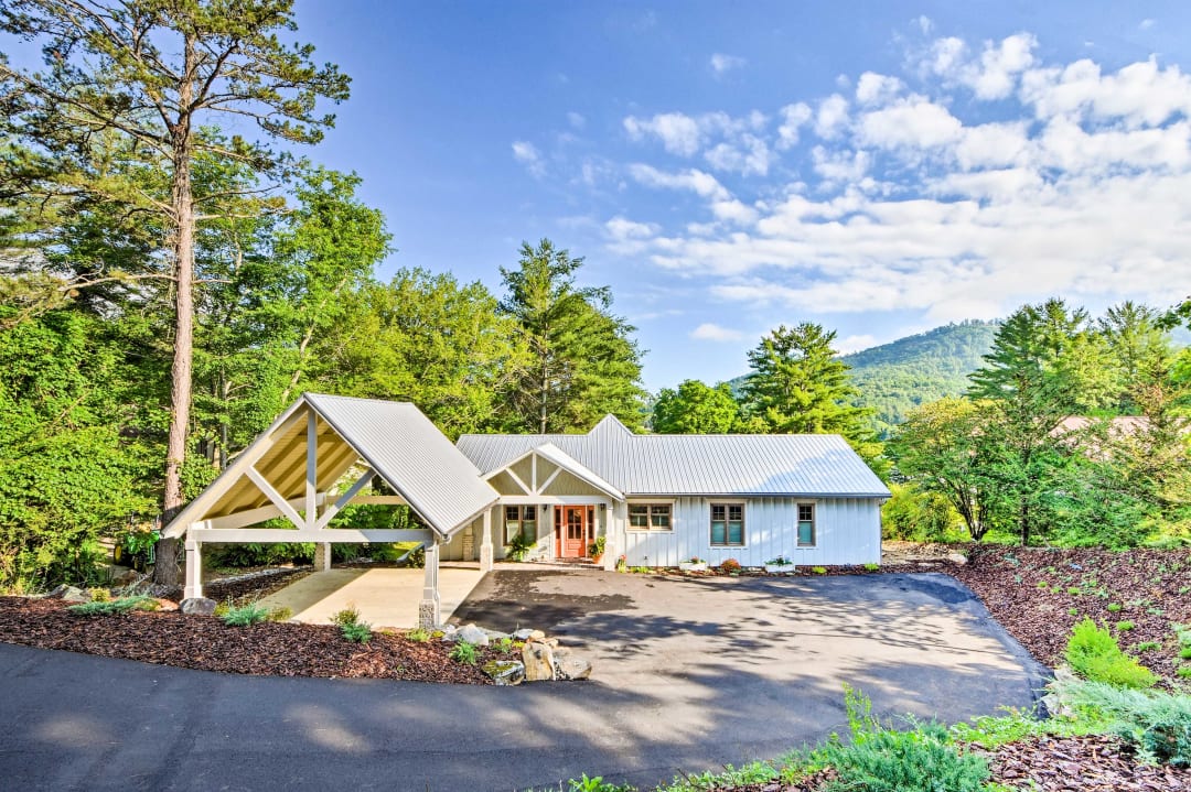 Luxury Lakefront Cottage with Boat Dock