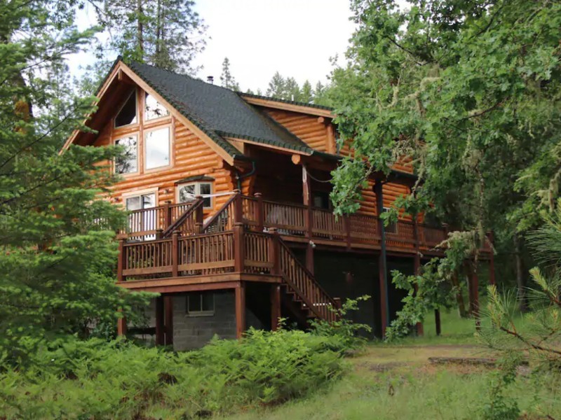 Log Cabin w/Treehouse & Zip Line on Rogue River, Oregon