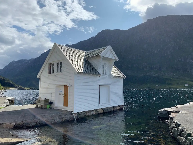 Lovely seashore cabin by Hornelen