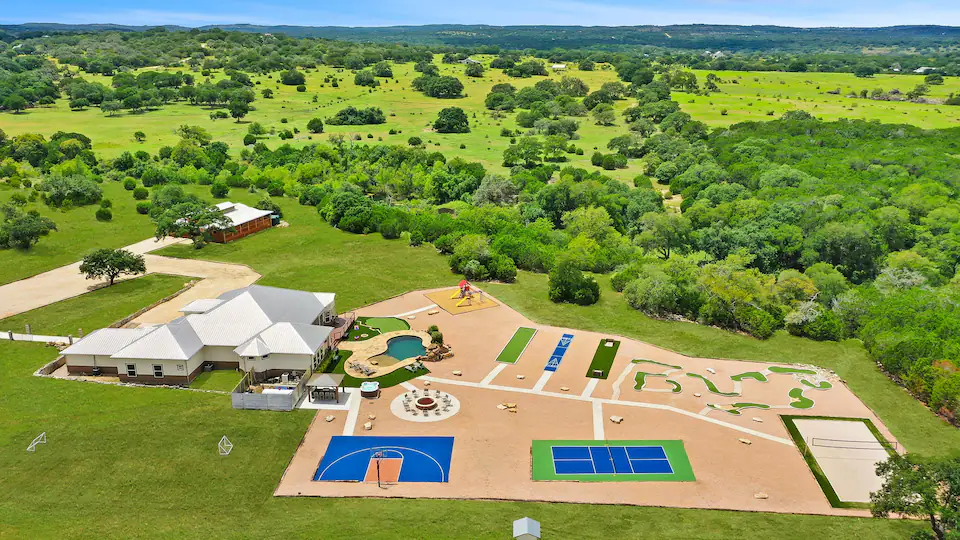 5-Star Hill Country Retreat