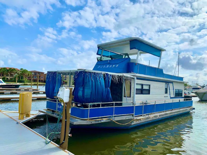 Dock at Feel the Harmony with our Cozy Houseboat