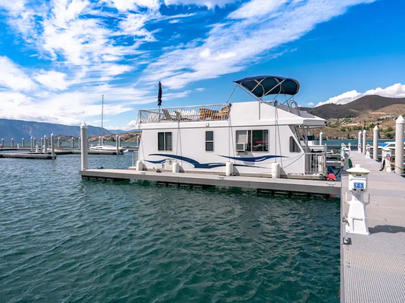 On the water - Luxury Houseboat Experience on Lake Chelan