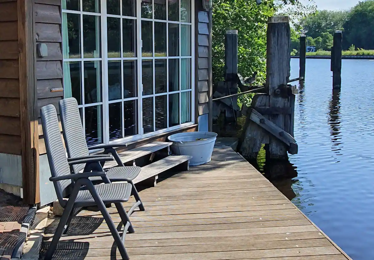 Waterfront Unit with Privacy and Free Parking