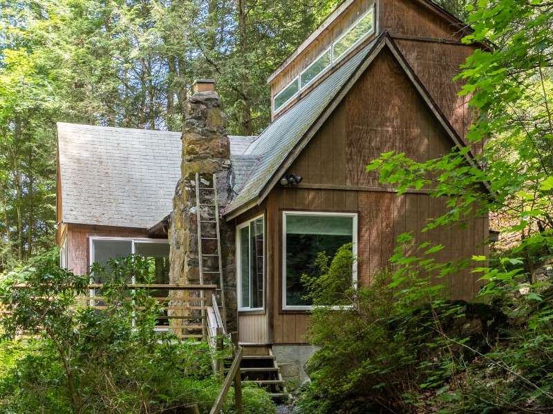 Cozy, Modern Forest Cabin with Babbling Brook