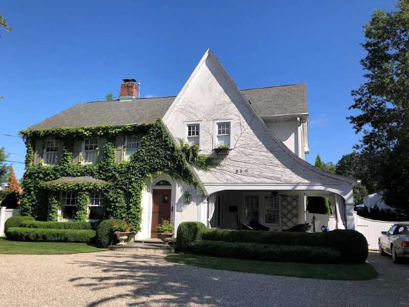 Fairfield Old Post Road with pool - walk to NYC train and Beach