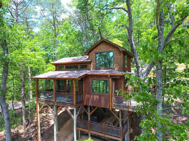 Canopy Blue Luxury Treehouse *hot tub, fire pit, swing bed, amazing views*