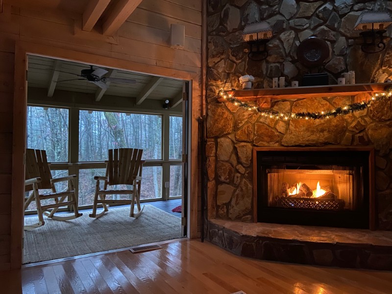 Cabin with Arcade, Fireplaces, Jacuzzi & Fire Pit