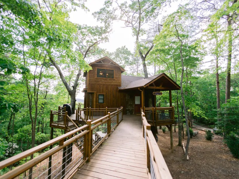 Luxury Treehouse with Hot Tub, Fire Pit & Swing Bed - Blue Ridge, Georgia