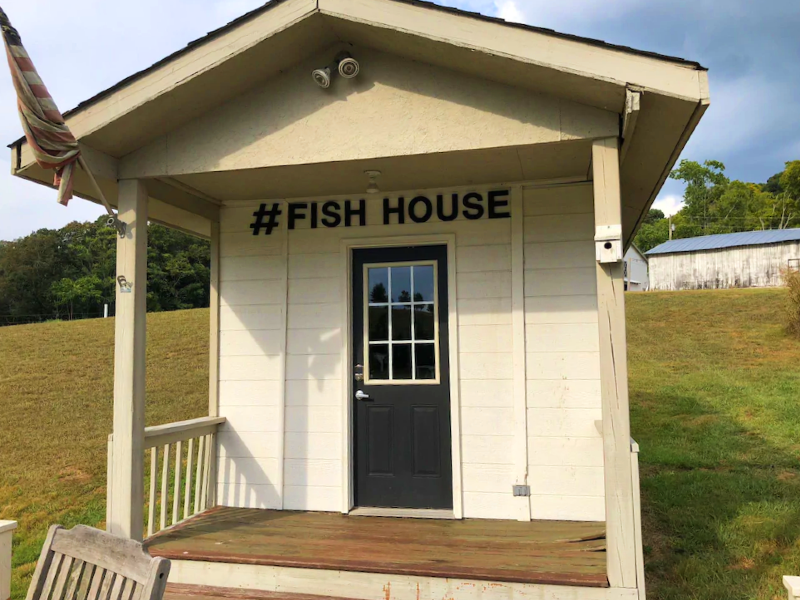 Tinyhouse - Fishhouse on our 2 acre Catfish Pond Sleeps 3 - Enjoy farm glamping