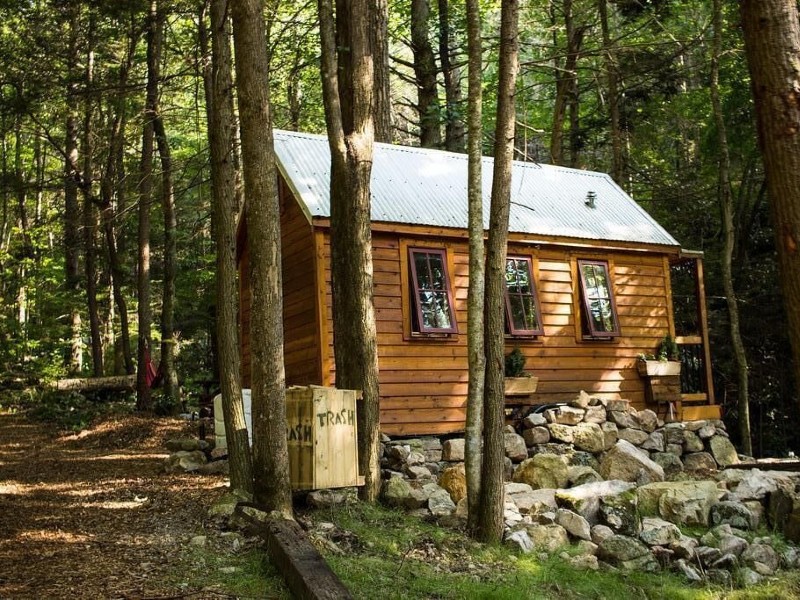 Cozy,Tiny cabin with Comfort tucked away in forest by the water with own Hot Tub