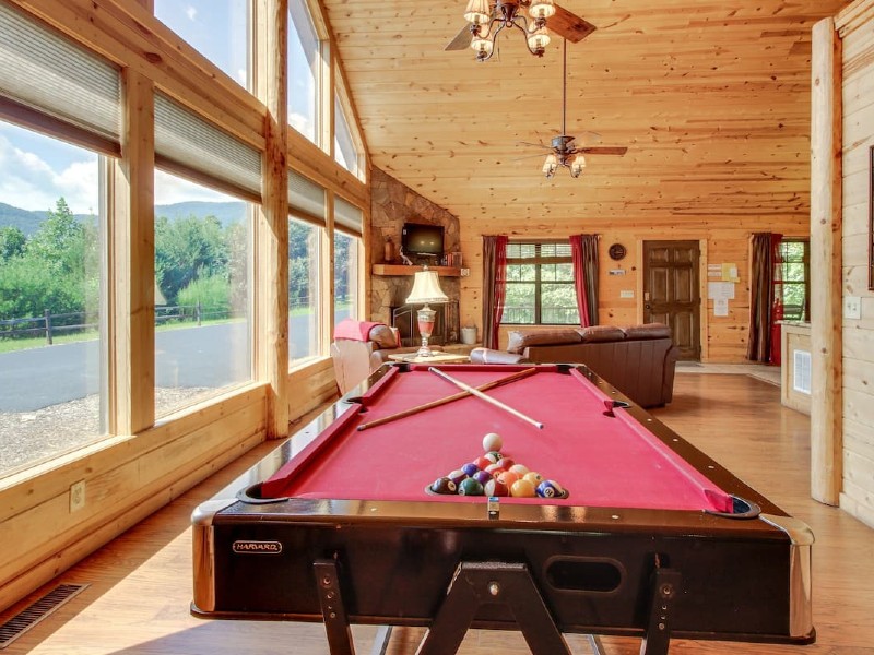 Charming mountain getaway with private hot tub, sauna and pretty mountain views