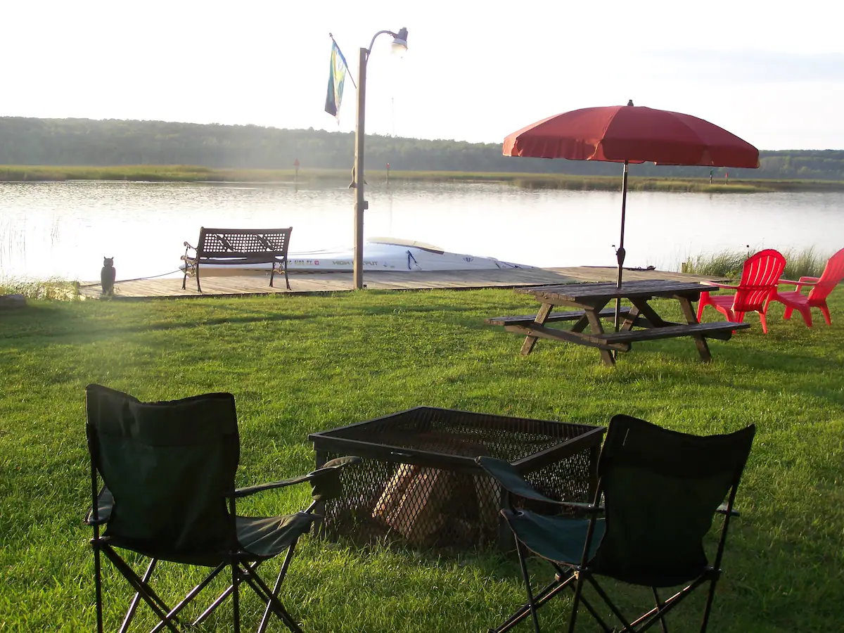 The River's Edge Riverfront Cabin with Hot Tub