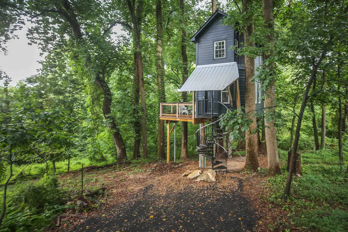 Romantic Treehouse Stay in the Sky