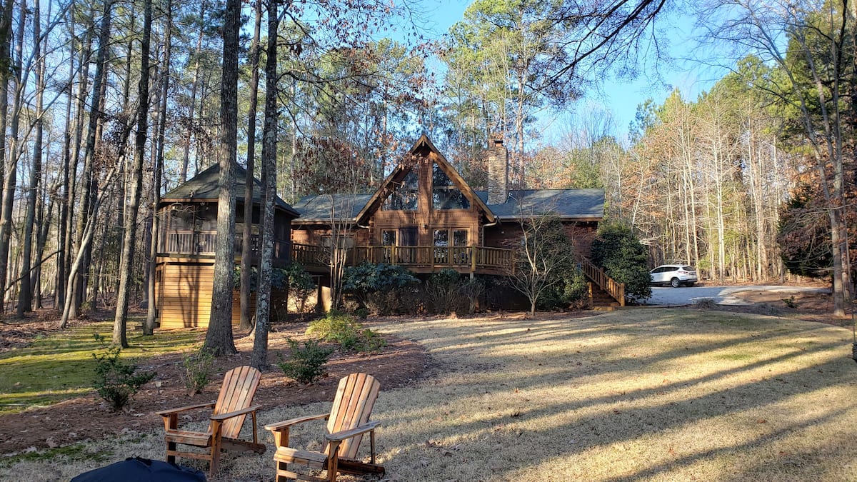 Lakefront Cabin with Scenic Views