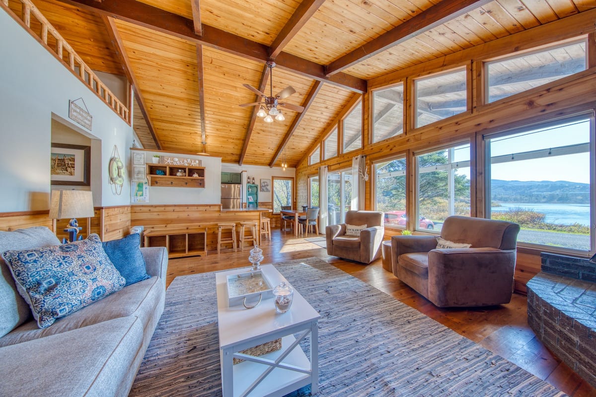 Rustic waterfront woodland lodge w/ impressive lake views from patio!