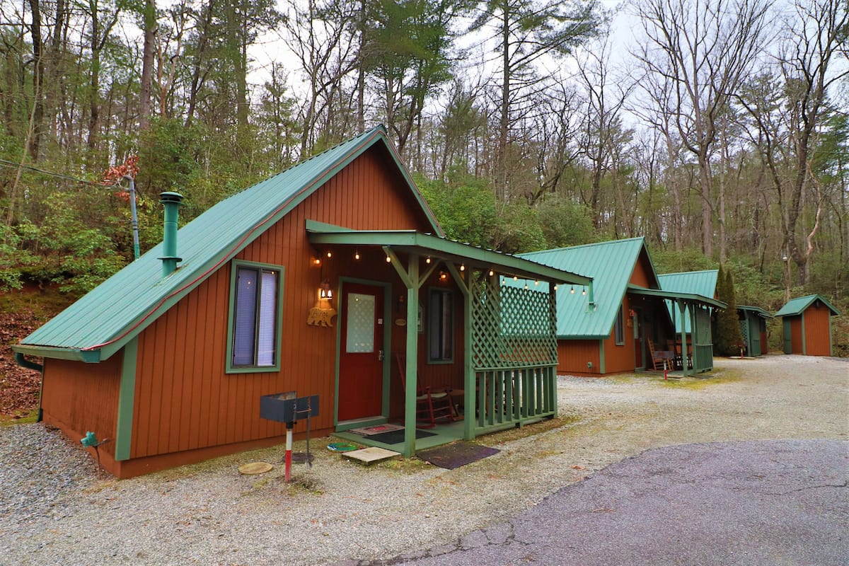 Amazing Cabin with Hot-tub, Minutes to Helen