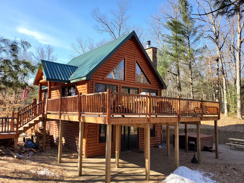 Beautiful Log Home with Eight Person Hot Tub on the Baldwin River