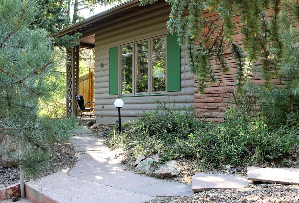 One Bedroom Cabin with Hot Tub Near Downtown Estes Park