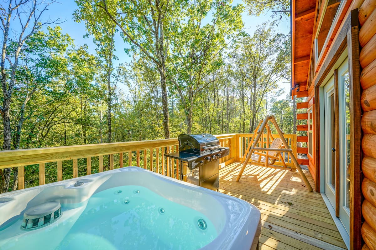 Whispering Pines Treehouse - Hot Springs, Arkansas