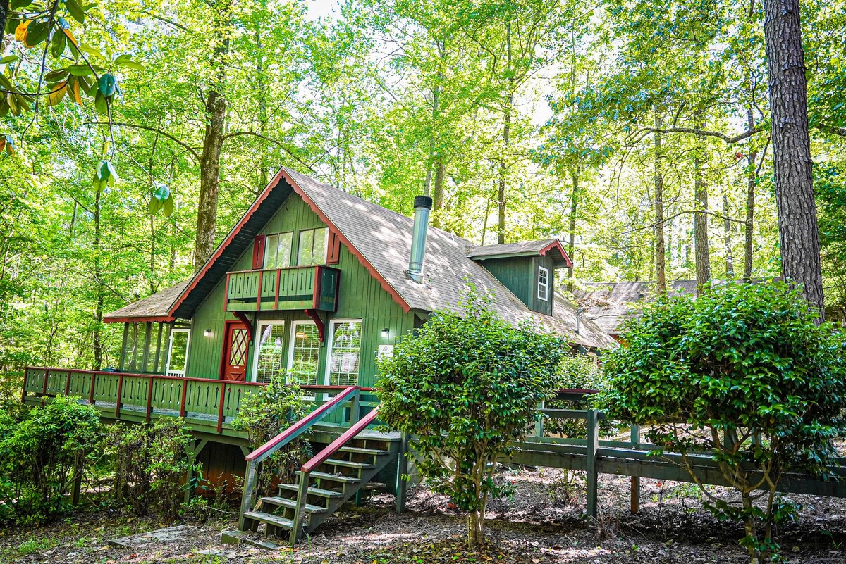 Chalet with Cozy Wooded View