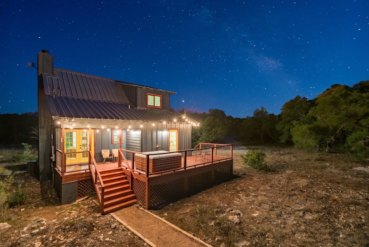 Adorable Cabin with a Hot Tub