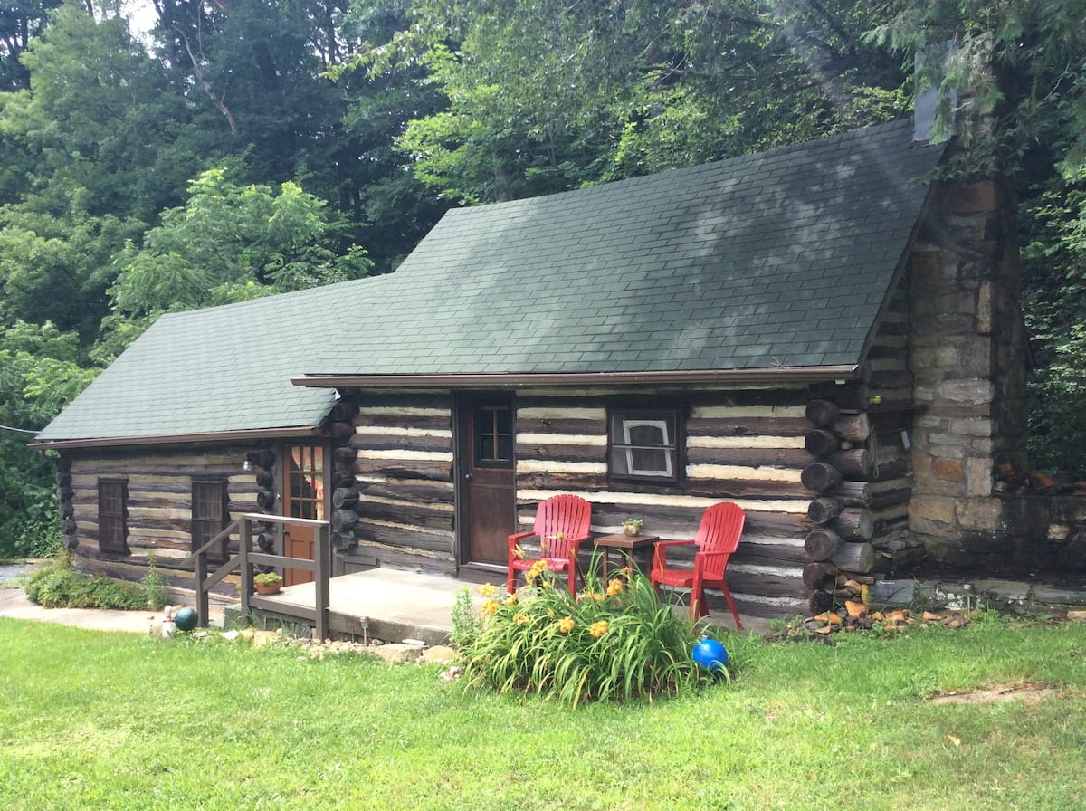 Creek-side Cabin Downtown Boone